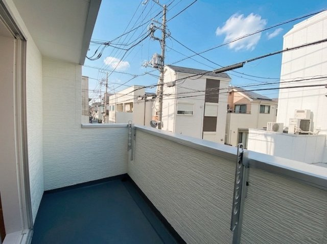 西東京市南町3丁目 限定1棟のバルコニー|奥行き1.51ｍのワイドなバルコニー
毎日のお洗濯物も快適に干すことができます