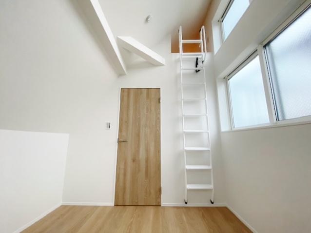 西東京市南町3丁目 限定1棟の洋室|3階6.3帖洋室は勾配天井+対面開口のあかるく快適な洋室です
便利なロフトを設けてます