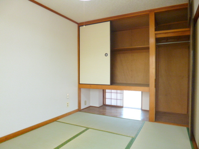 福島ハイツの居間・リビング|★６帖の和室のお部屋です★