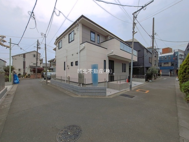 練馬区土支田2丁目 限定1棟の前面道路含む現地写真|西側約4.0公道×北側約4.0公道に面する開放感ある角地の限定1棟