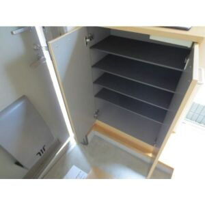 フォレスト原木中山の玄関