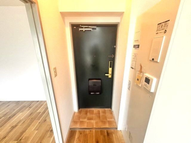 ウィステリア青木の玄関