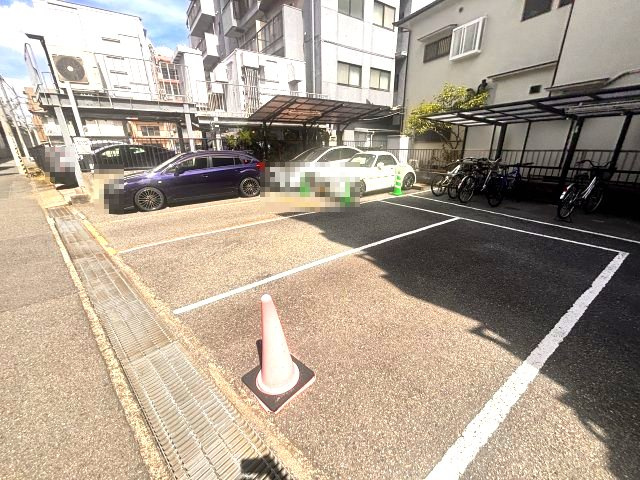 ウィステリア青木の駐車場