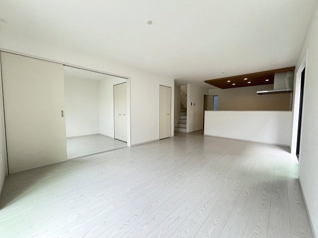 【居間・リビング】 | 福岡市城南区東油山1丁目1期　2号棟（全2棟）【仲介手数料無料・0円】 | 現地写真。