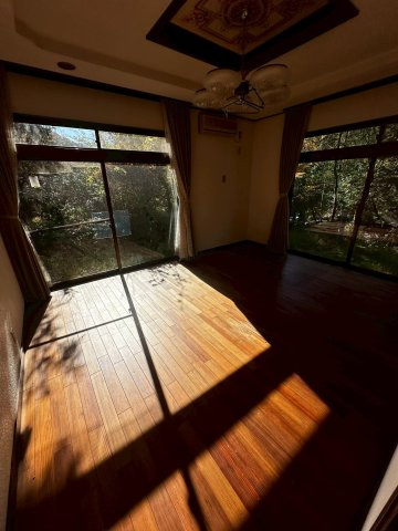 梅田3丁目川の見える平屋の洋室