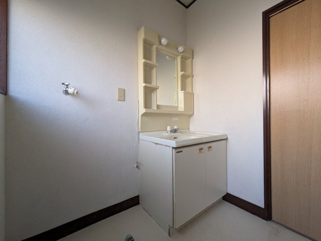 成田市大袋中古戸建の独立洗面台|朝の支度にも助かる、独立の洗髪洗面化粧台