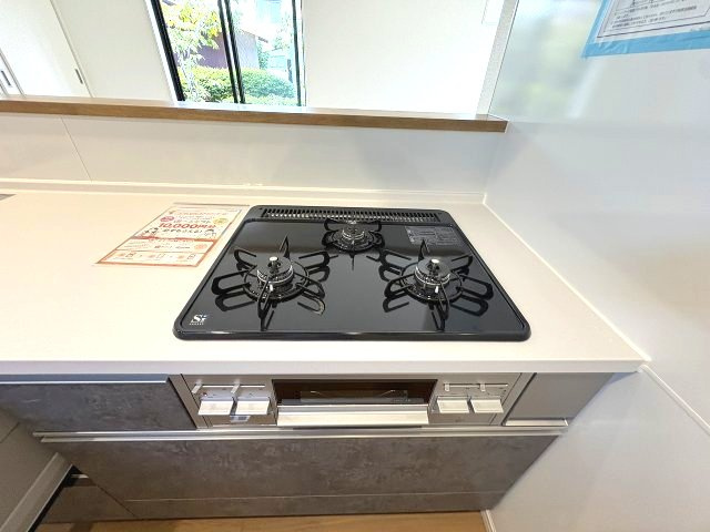 【キッチン】 | 福岡市城南区東油山1丁目1期　1号棟（全2棟）【仲介手数料無料・0円】 | 施工例。施工例は完成時と異なる場合があります。