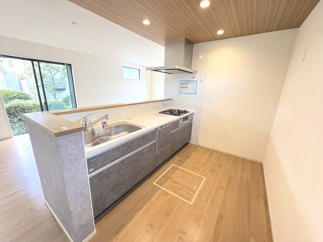 【キッチン】 | 福岡市城南区東油山1丁目1期　1号棟（全2棟）【仲介手数料無料・0円】 | 施工例。施工例は完成時と異なる場合があります。