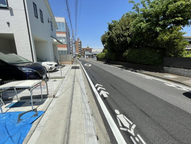 仲介手数料無料　昭島市朝日町３丁目　I号棟の前面道路含む現地写真