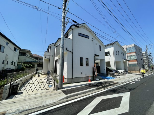 仲介手数料無料　昭島市朝日町３丁目　I号棟の前面道路含む現地写真