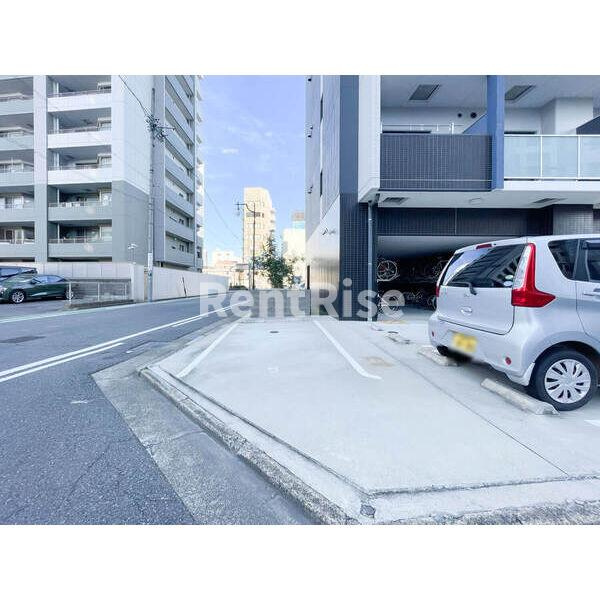 一宮市本町４丁目の賃貸マンションの駐車場