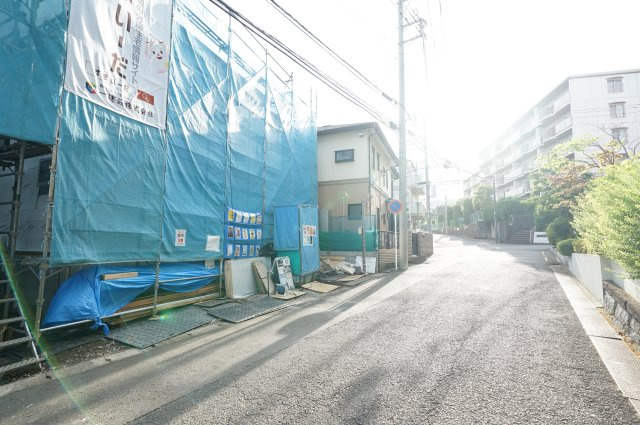 白根2丁目｜低層住宅街の静けさ。18帖LDKと南庭＋大型パントリーで暮らしやすさが際立つ一棟★仲介手数料無料★の前面道路含む現地写真|前面道路はゆとりがあり見通し良好。交通量も比較的少なく、車の出し入れもスムーズ。落ち着いた住環境が魅力の立地です。
