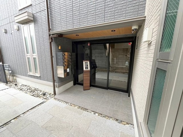 アドモアコート三津屋中のエントランス