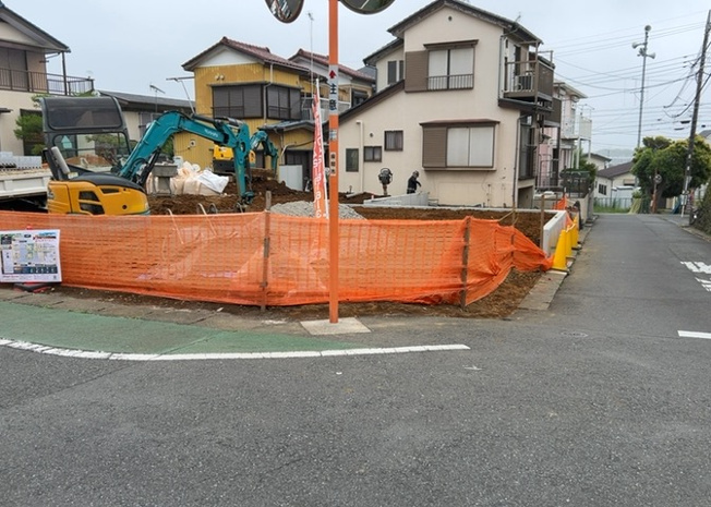 【前面道路含む現地写真】 | 住宅用の土地では前面道路に2m以上接していなければならないと法律で定められています。しかし、お持ちの車のサイズやライフスタイルなどにより、2mでは利便が悪い場合もございますので、事前に確認しましょう。