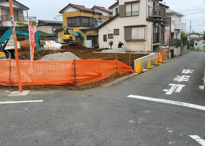 【前面道路含む現地写真】 | お持ちの車種によっては前面道路が広い方が便利でしょう。しかし、前面道路が広ければその分交通量が多くなるため、騒音などが気になる場合があります。実際に現地を見学し、周辺交通量や騒音などを確認しましょう！