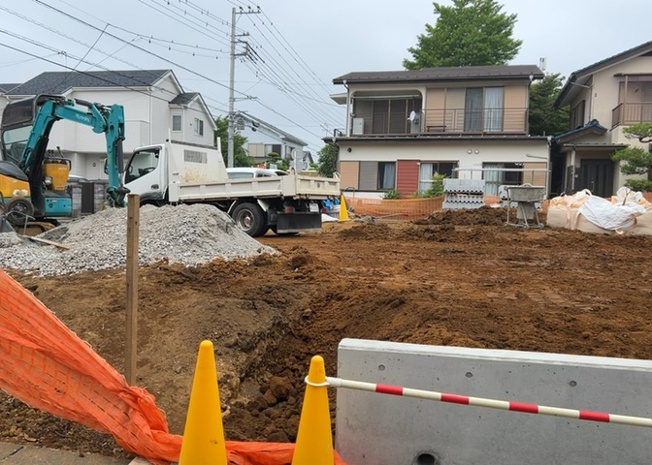 【庭】 | 庭があることでガーデニングや家庭菜園はもちろん、こどもの遊び場やペットを放して遊ぶことができます。また、家の周囲に余裕があるということです。隣地との間があれば、十分な日当たりと、風通しが確保できます。