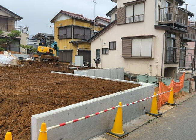 【前面道路含む現地写真】 | 住宅用の土地では前面道路に2m以上接していなければならないと法律で定められています。しかし、お持ちの車のサイズやライフスタイルなどにより、2mでは利便が悪い場合もございますので、事前に確認しましょう。