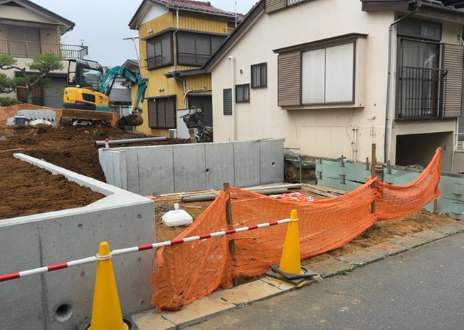 【前面道路含む現地写真】 | お持ちの車種によっては前面道路が広い方が便利でしょう。しかし、前面道路が広ければその分交通量が多くなるため、騒音などが気になる場合があります。実際に現地を見学し、周辺交通量や騒音などを確認しましょう！