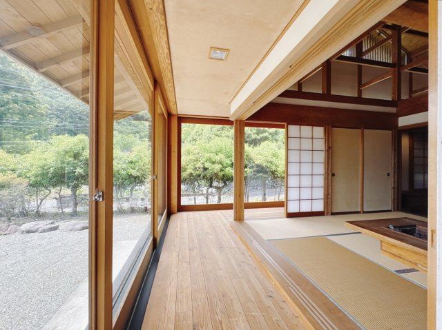 【中古戸建】桐生市川内町5丁目のその他|■縁側｜日常に”ほっと一息”をプラスしてくれる縁側。四季を感じながら、ゆったりとした時間を楽しめる贅沢な空間です♪