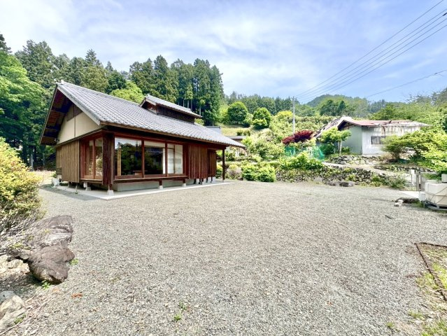 【中古戸建】桐生市川内町5丁目の外観|■外観｜いまのアパート生活で走り回るお子さんを怒ってしまった経験はありませんか？走り回ることもジャンプすることも子どもの習性です！庭付き一戸建てならお子さまも思いっきり遊べます(^^)