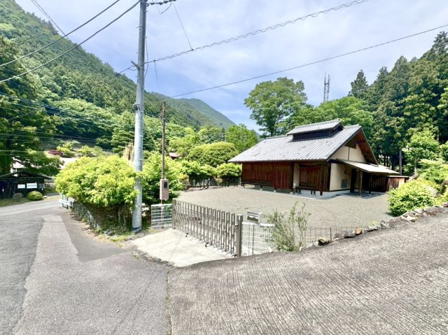 【中古戸建】桐生市川内町5丁目の外観|■外観｜風通しが良く開放感があり、隣接する建物が少なくプライバシーを確保しやすい立地です♪