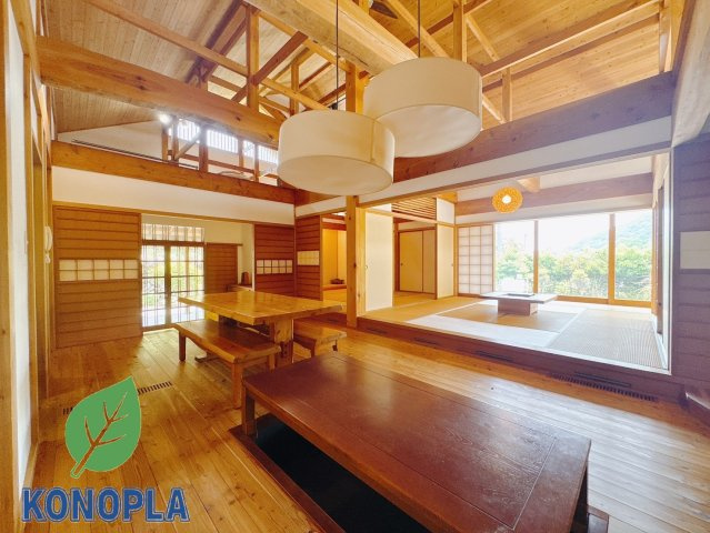 【中古戸建】桐生市川内町5丁目の居間・リビング|■リビング｜ナチュラルな質感で魅せる、くつろぎの時間。ゆっくりとした時間が流れるリビングで、家族だんらんのひと時をお過ごしいただけます。