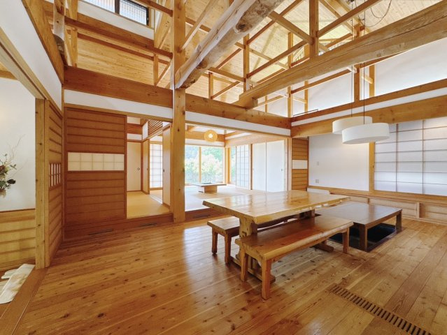 【中古戸建】桐生市川内町5丁目の居間・リビング|■リビング｜木製で懐かしさのある家具やアンティーク調の小物に囲まれてレコードを流したり小説を読んだり…そんな心ときめく暮らしをしませんか？