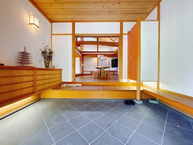 【中古戸建】桐生市川内町5丁目の玄関|■玄関｜毎日の「いってらっしゃい」や「お帰りなさい」を大切なご家族と過ごす玄関は〈使いやすさ〉を追求しております。玄関横の物入は急な来客時でもさっとお片付けできるスペースを確保しています。