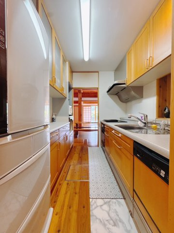 【中古戸建】桐生市川内町5丁目のキッチン|■キッチン｜独立キッチンのメリットは人目を気にせずお料理が出来ることです！来客時にも手元を見られない安心感があります。収納棚を設けてスッキリしたキッチンに変身可能です♪
