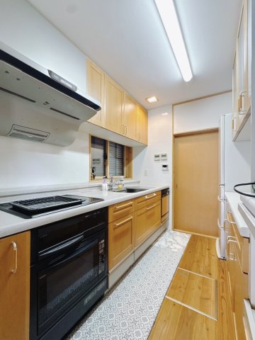 【中古戸建】桐生市川内町5丁目のキッチン|■キッチン｜キッチンの部屋が独立している為、お料理時の油の臭いや煙などが隣接するお部屋に充満しにくい造りとなっています♪