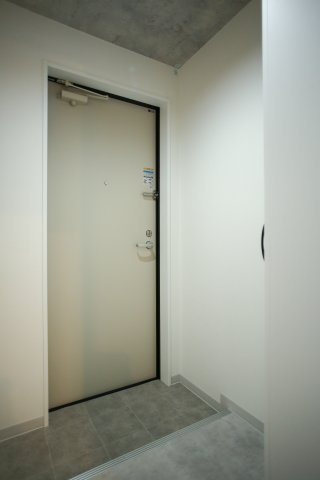 福岡市博多区三筑２丁目のアパートの玄関|写真は類似です。