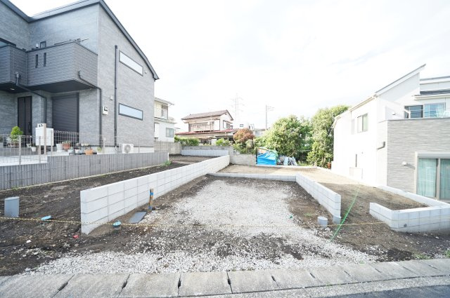 【横浜市旭区川島町2005-4新築戸建て】★仲介手数料無料★（左近山小学校・左近山中学校）の外観|ひな壇形状のため隣棟との距離が取りやすく、陽当たり・通風に優れた現地。開放感のある敷地で、明るく心地よい住まいが期待できます。