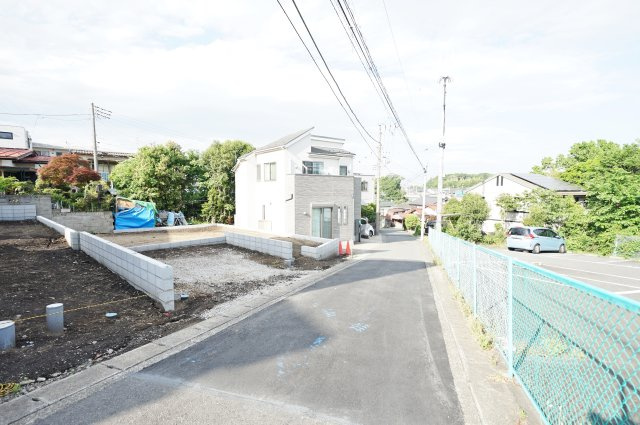 【横浜市旭区川島町2005-4新築戸建て】★仲介手数料無料★（左近山小学校・左近山中学校）の前面道路含む現地写真|前面道路は比較的交通量が少なく、落ち着いた住環境。ゆとりある接道で車の出し入れもしやすく、日々の暮らしに安心感をもたらします。