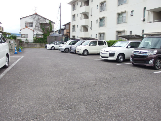 トモエコーポの駐車場