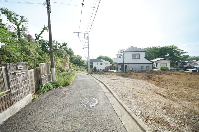 上菅田町｜47～49坪×南北両面道路の開放感。駐車4～5台×18帖台LDKのゆとりある暮らし★仲介手数料無料★の前面道路含む現地写真|高台ならではの開放感が広がる前面道路。交通量も少なく落ち着いた住環境で、車の出し入れも安心。現地までのアプローチもスムーズです。