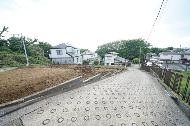 上菅田町｜47～49坪×南北両面道路の開放感。駐車4～5台×18帖台LDKのゆとりある暮らし★仲介手数料無料★の前面道路含む現地写真|緩やかな傾斜の前面道路は視界が抜けており、陽当たり・風通し良好。周辺は閑静な住宅街で、静かな暮らしを求める方におすすめです。