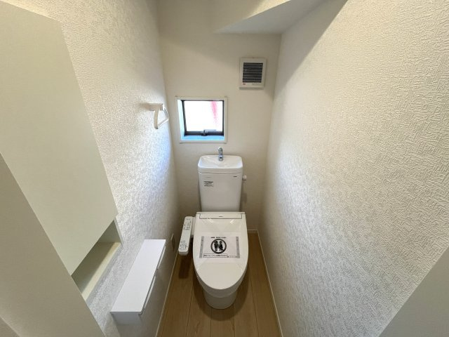 【トイレ】 | 補助金対象！仲介手数料無料！華浦小学校に通える新築戸建　防府市新田　第８－１号棟　クレイドルガーデン　アーネストワン | シャワートイレは節水型タイプ。１階と２階の２カ所あります