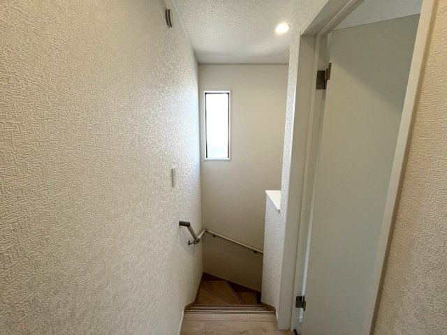【その他】 | 補助金対象！仲介手数料無料！華浦小学校に通える新築戸建　防府市新田　第８－１号棟　クレイドルガーデン　アーネストワン | 階段には手すりも付いて安心ですね。