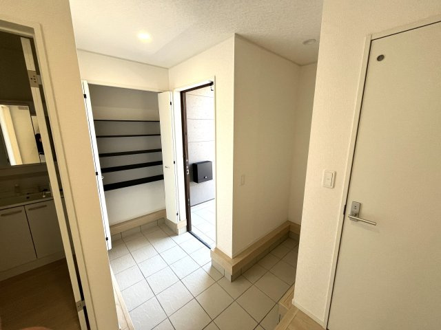 【玄関】 | 補助金対象！仲介手数料無料！華浦小学校に通える新築戸建　防府市新田　第８－１号棟　クレイドルガーデン　アーネストワン | 玄関には大型の下駄箱も設置。ブーツも楽々入ります。