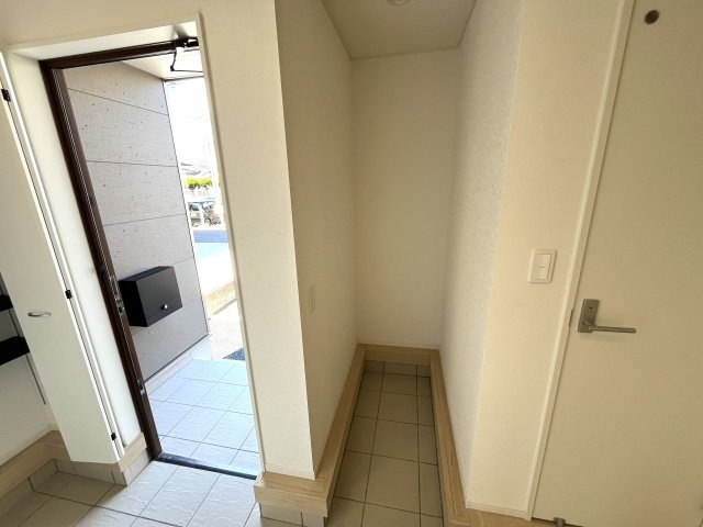 【玄関】 | 補助金対象！仲介手数料無料！華浦小学校に通える新築戸建　防府市新田　第８－１号棟　クレイドルガーデン　アーネストワン | 玄関にはあってうれしいシュークロークも