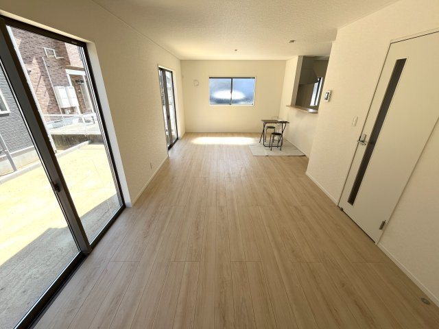 【居間・リビング】 | 補助金対象！仲介手数料無料！華浦小学校に通える新築戸建　防府市新田　第８－１号棟　クレイドルガーデン　アーネストワン | ゆったりとしたリビングは家族の団らんがはずみますね♪