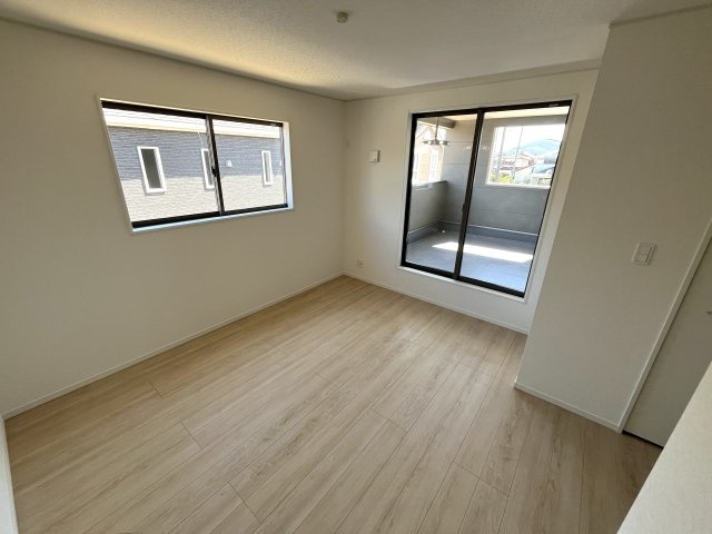 【洋室】 | 補助金対象！仲介手数料無料！華浦小学校に通える新築戸建　防府市新田　第８－１号棟　クレイドルガーデン　アーネストワン | ２面採光の明るいお部屋で健やかな毎日
