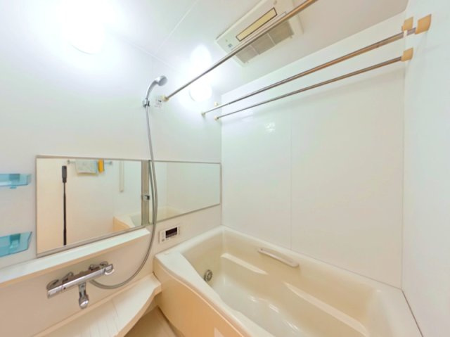アルファステイツ倉敷駅前Ⅱの浴室|明るくすっきりとした、鏡付きのバスルームです。