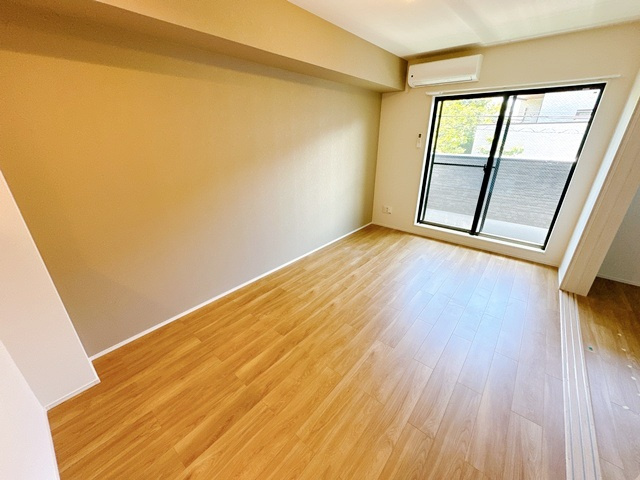 【居間・リビング】 | Louis Apartment 吹田東リバーパーク