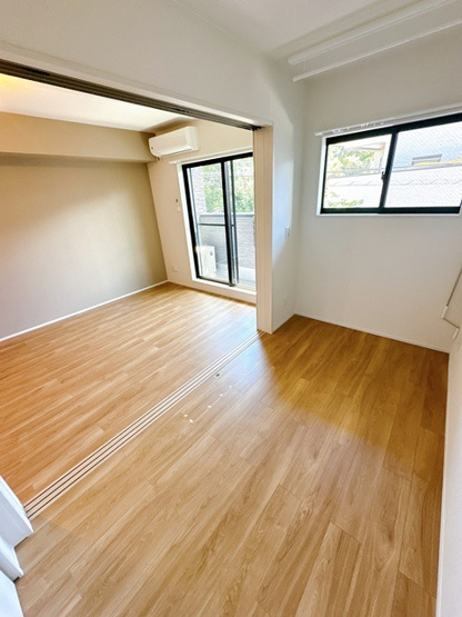 【洋室】 | Louis Apartment 吹田東リバーパーク