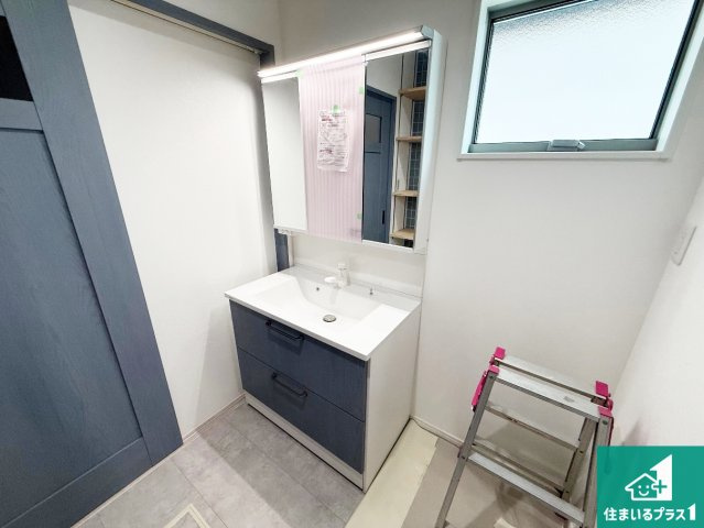 泉南市信達大苗代　新築一戸建ての独立洗面台|清潔感のある洗面台です。フラットな鏡は掃除がしやすく毎日清潔！鏡裏には収納があるのでスッキリとした洗面台が保てます。