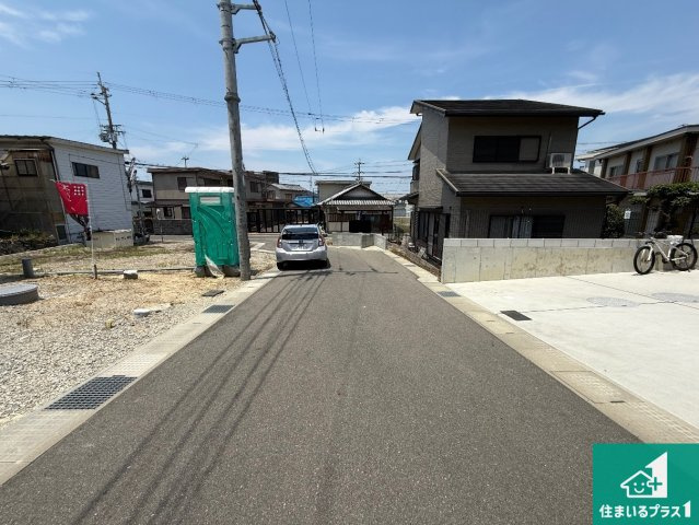 泉南市信達大苗代　新築一戸建てのその他|周辺は閑静な住宅街！前面道路広々で車の出し入れも便利です。駐車が苦手な方でも安心して車庫入れできます！