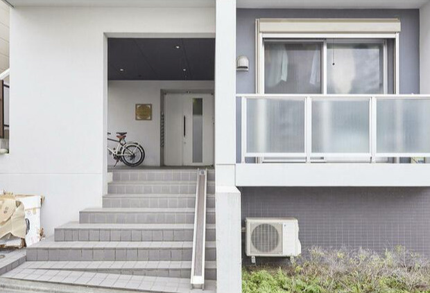 中野区新井５丁目の賃貸マンションのエントランス