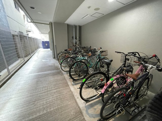エスリード京橋グレイス　の駐車場