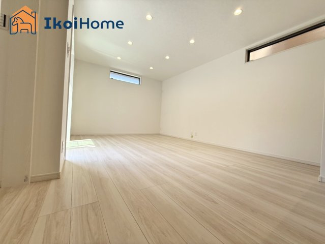 明石市二見町福里　新築戸建の居間・リビング|◆同社施工例◆水周りコーティング・アクセントクロス・食洗機・エアコン・カップボードの追加工事可能